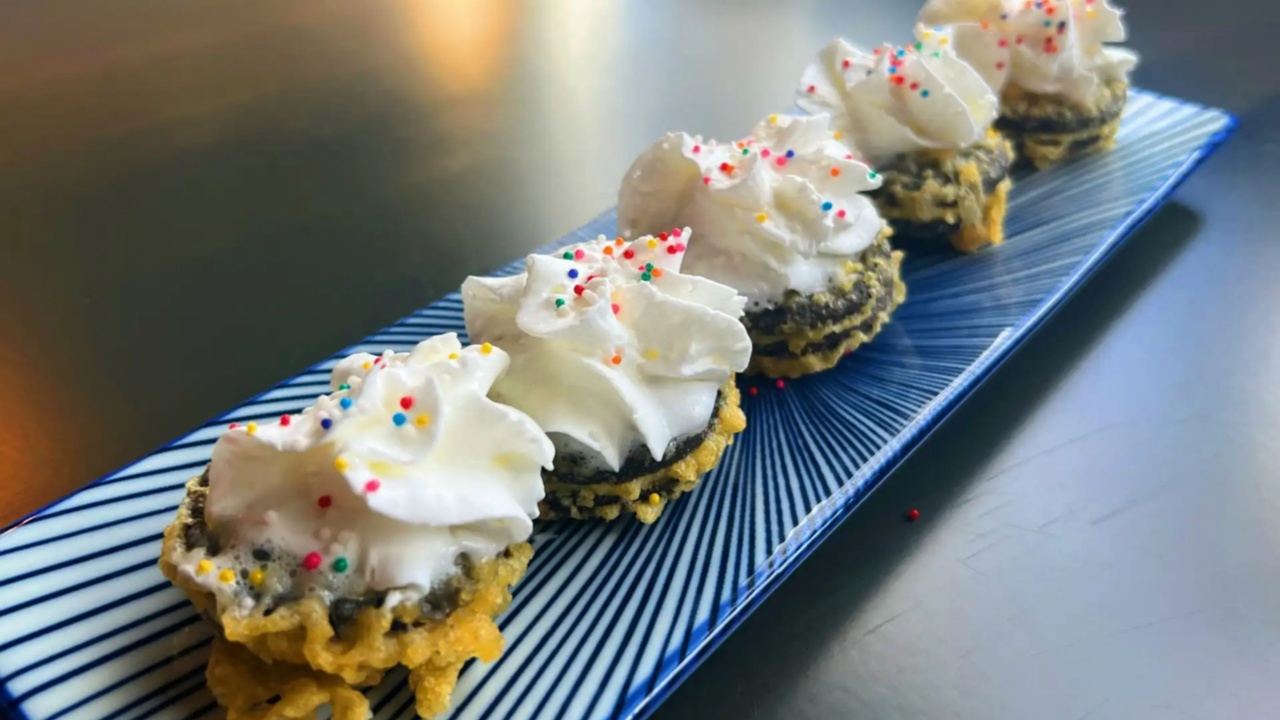 Fried Oreo(5) — Hokkaido Ramen House Evansville